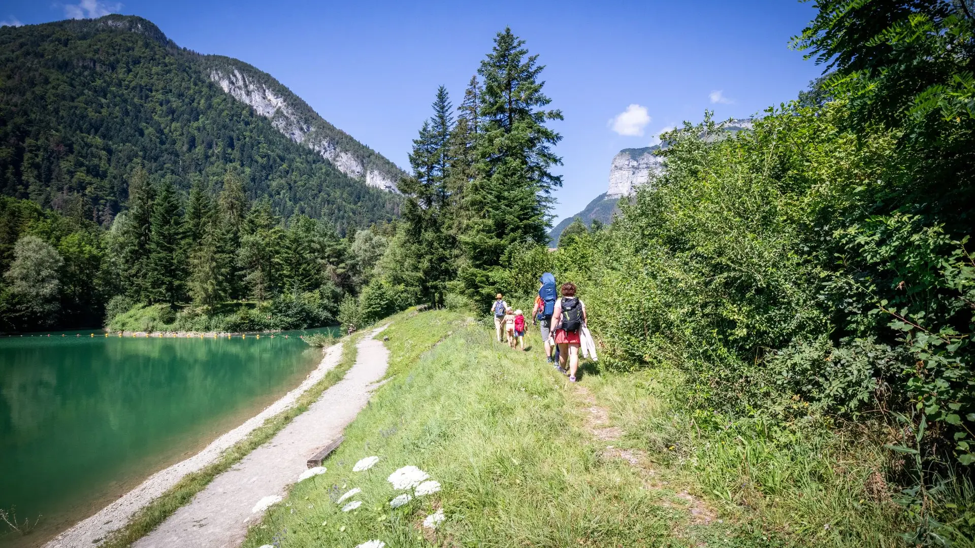famille au bord du lac