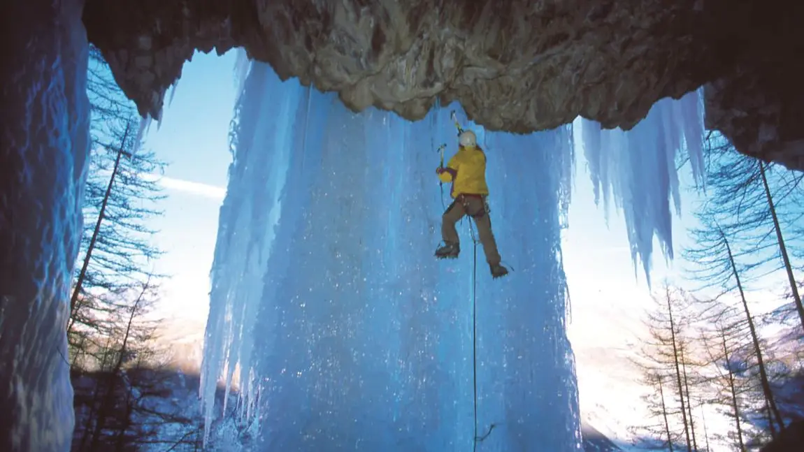 En pleine escalade d'une cascade de glace - La Grave