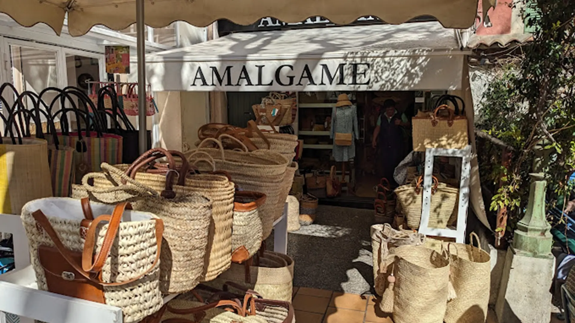 Intérieur de la boutique de cadeaux souvenirs