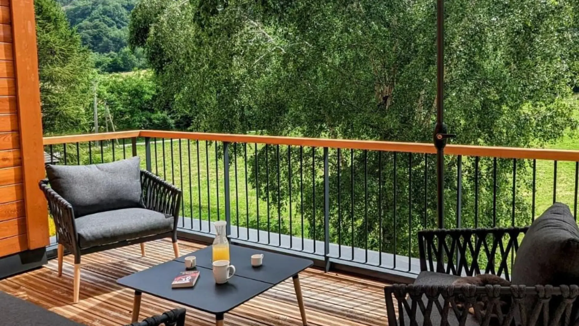 terrasse en bois chaises et parasol
