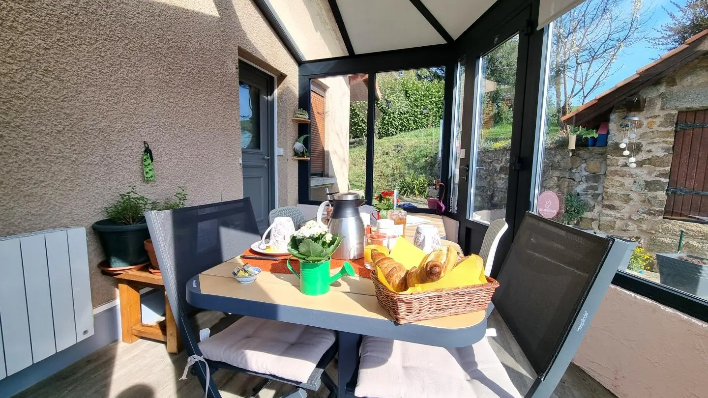 Petit-déjeuner sous la véranda.