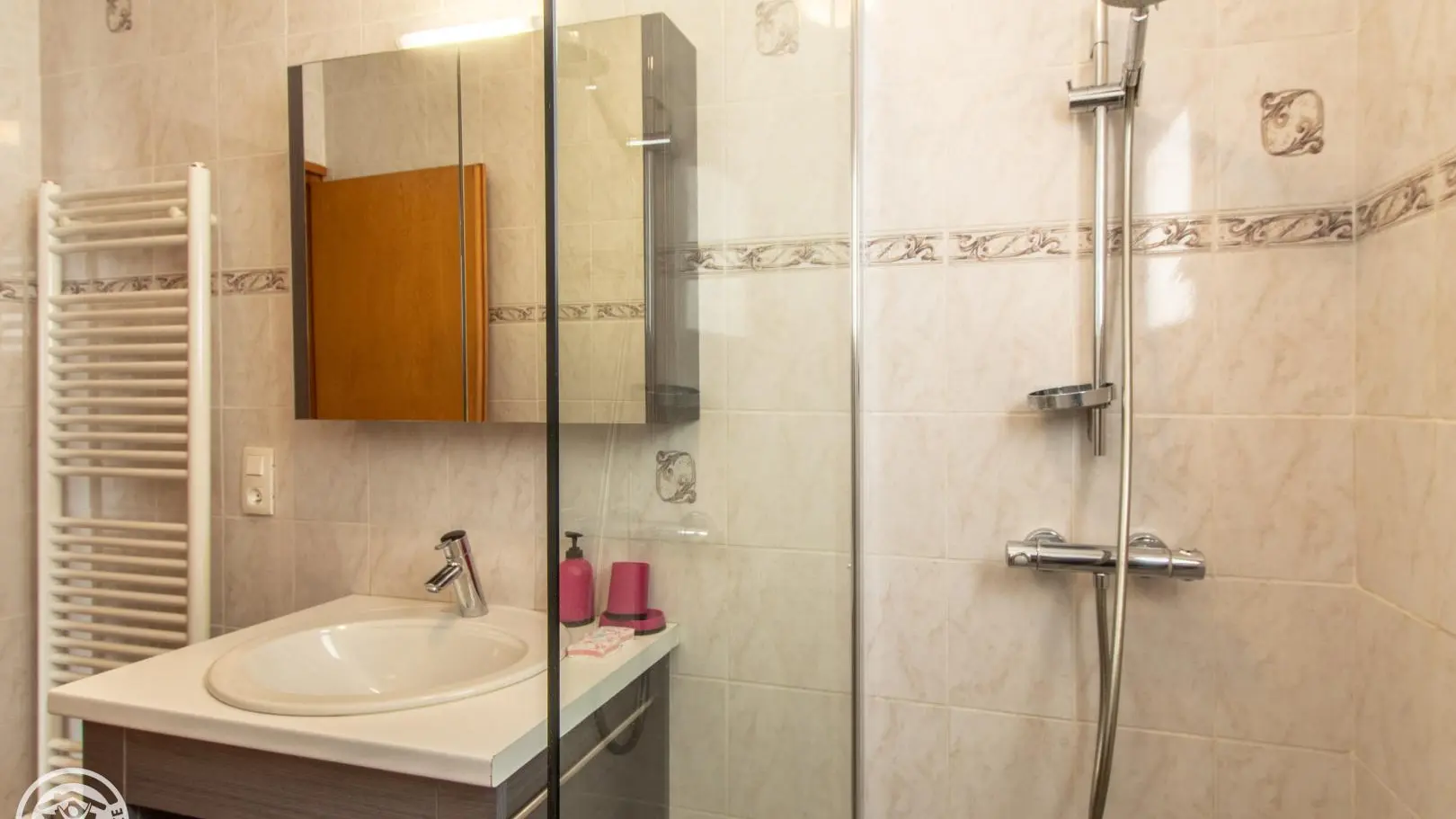 Salle de bains avec douche à l'italienne