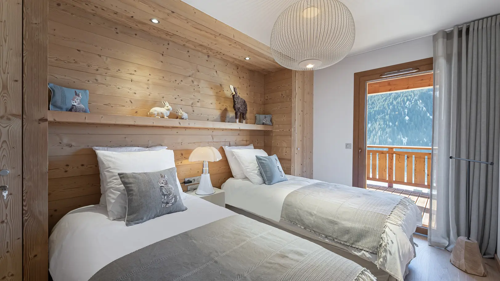 Chambre avec deux lits simples, accès au balcon, décoration moderne