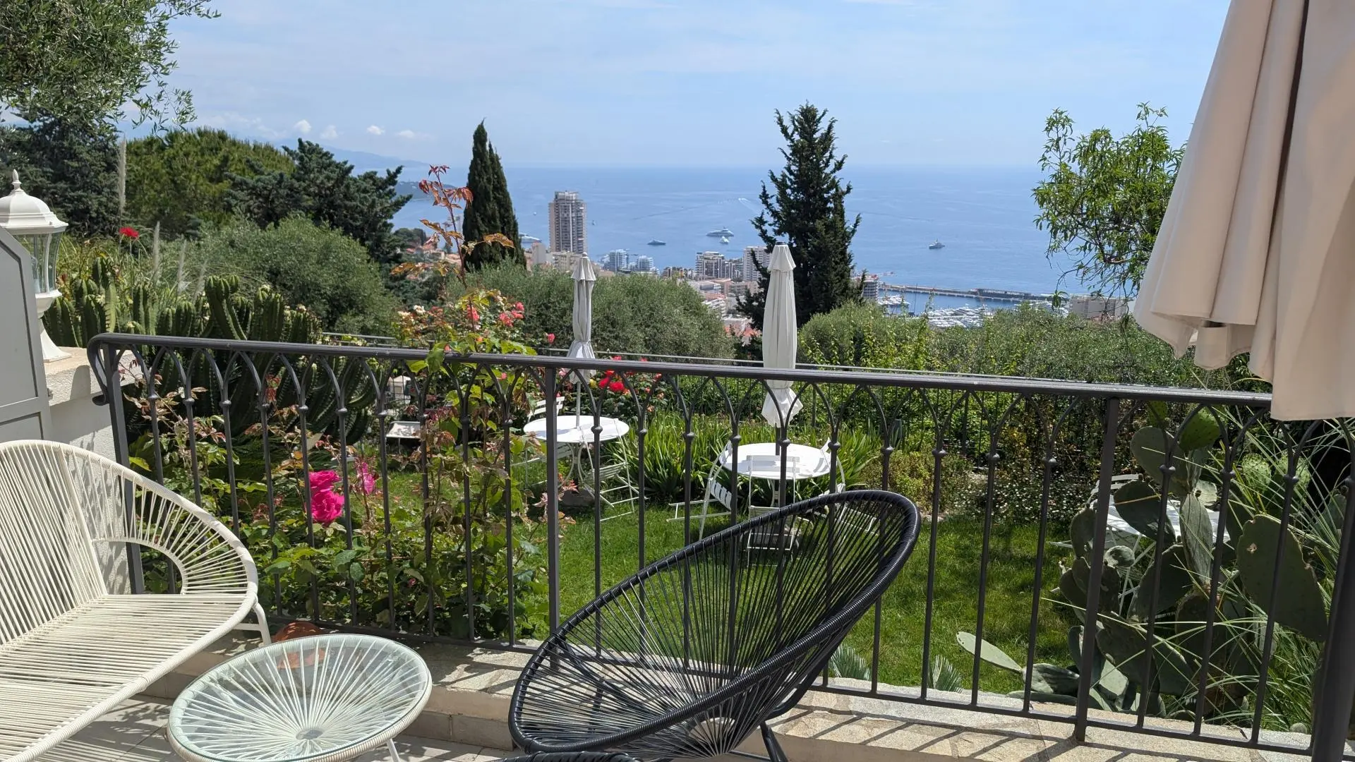 Le Cactus-Terrasse-Mas d'Angeline-Beausoleil-Gîtes de France des Alpes-Maritimes