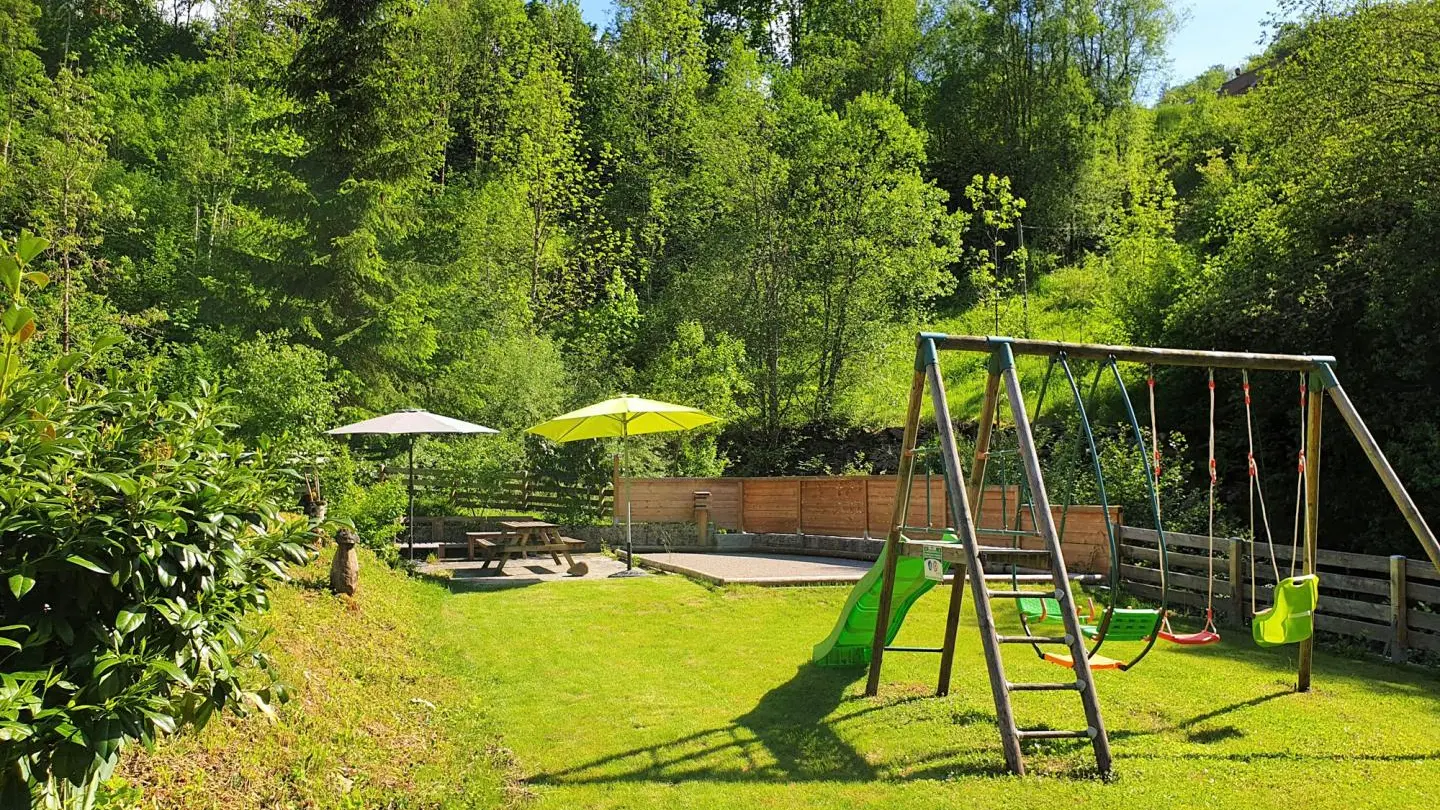 Les espaces extérieurs invitent à la détente et la convivialité  avec le portique pour les petits et le terrain de pétanque pour les plus grands sans oublier le coin pique-nique.