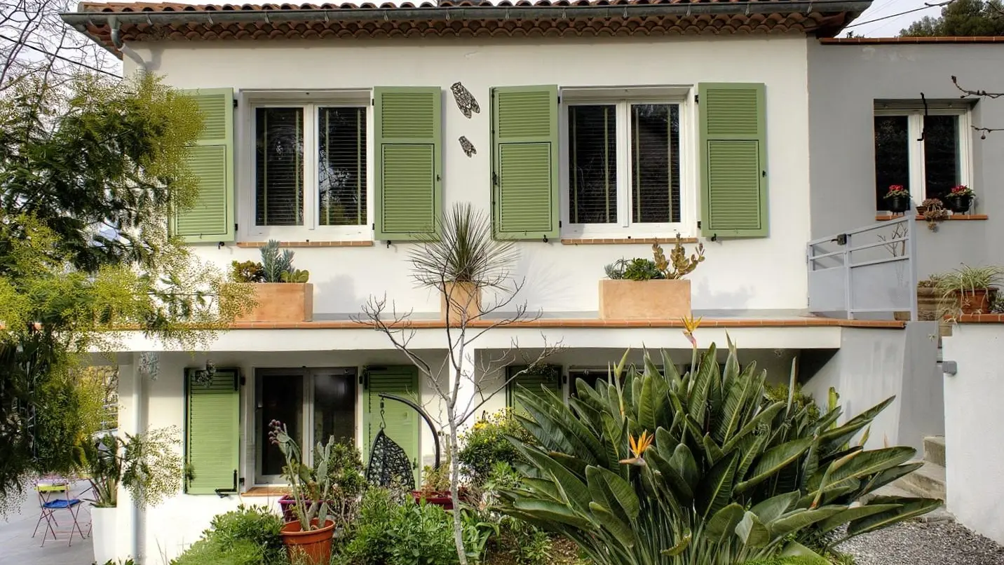 Les lauriers roses - façade de l'ensemble de la maison - Gîtes de France Alpes-Maritimes