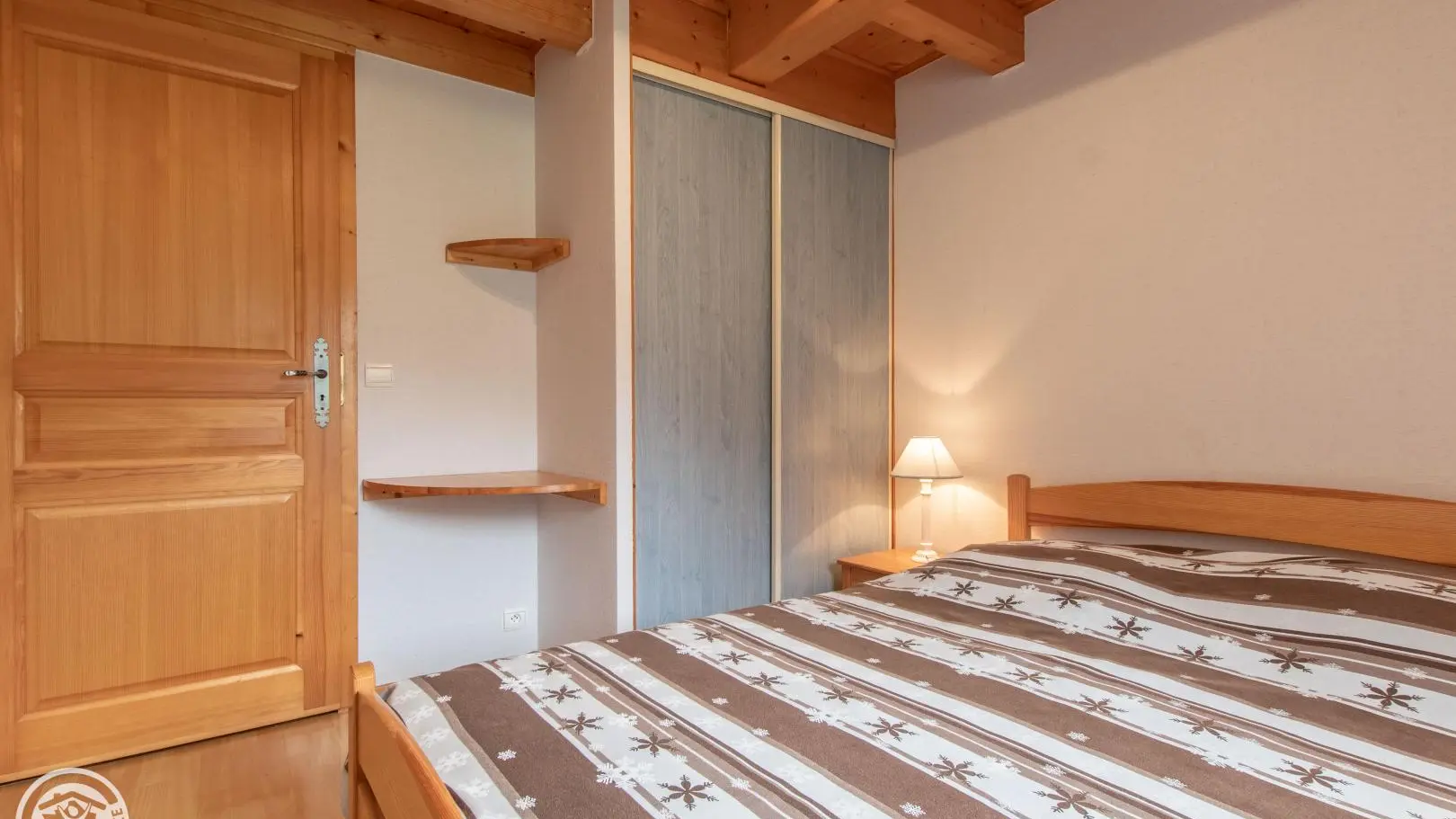 Chambre 1, le placard avec penderie