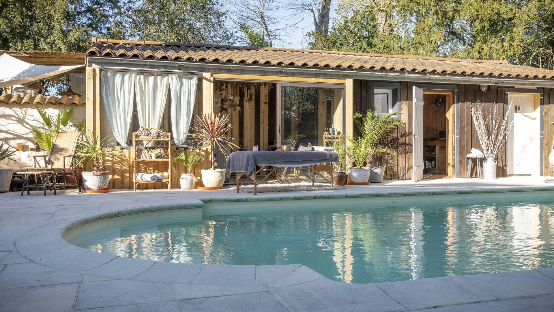 Séjour bien-être avec piscine – Week-end insolite et romantique dans le Roannais