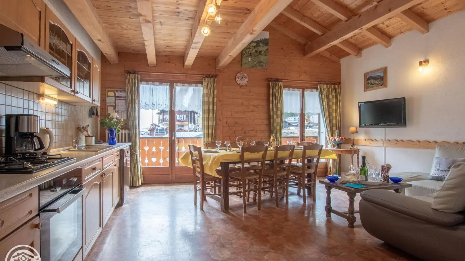 Pièce principale avec balcon.