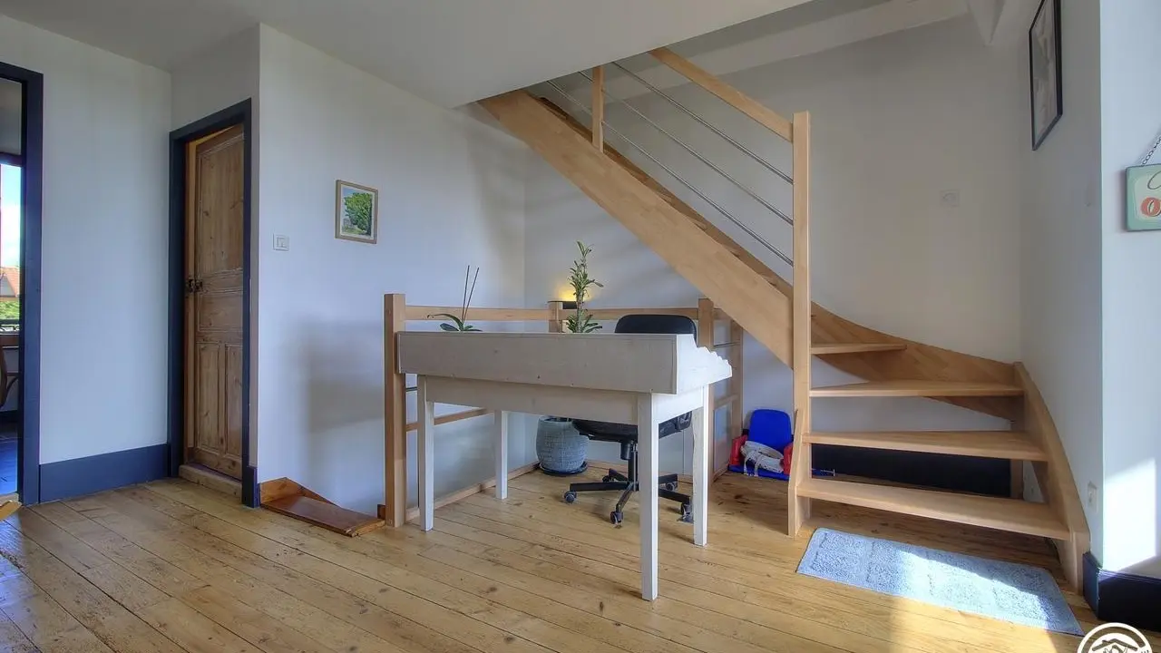 Escalier intérieur d'accès au 2nd étage