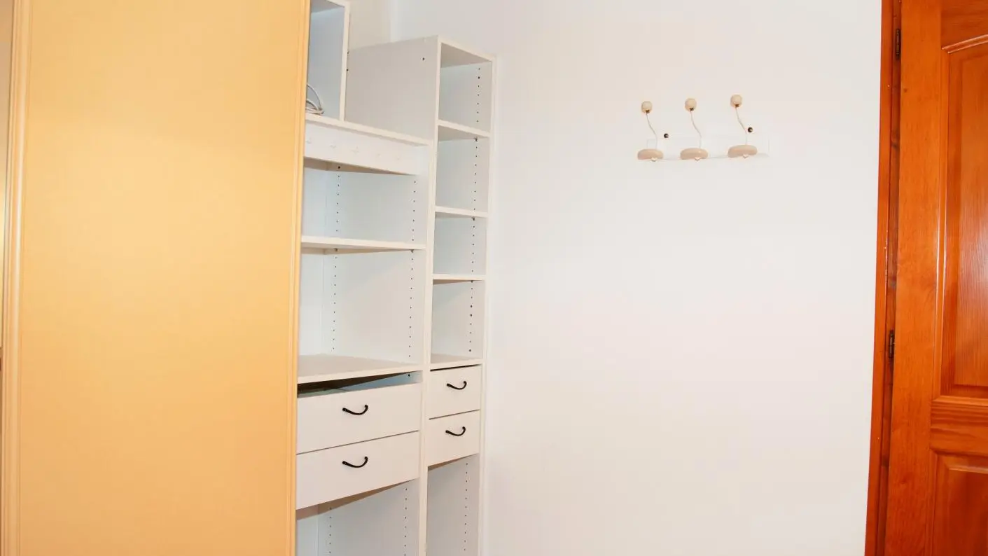 Chambre 1, placard côté droit avec tablettes de rangements.