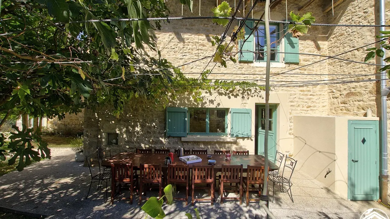 La terrasse avec table pour 15 personnes