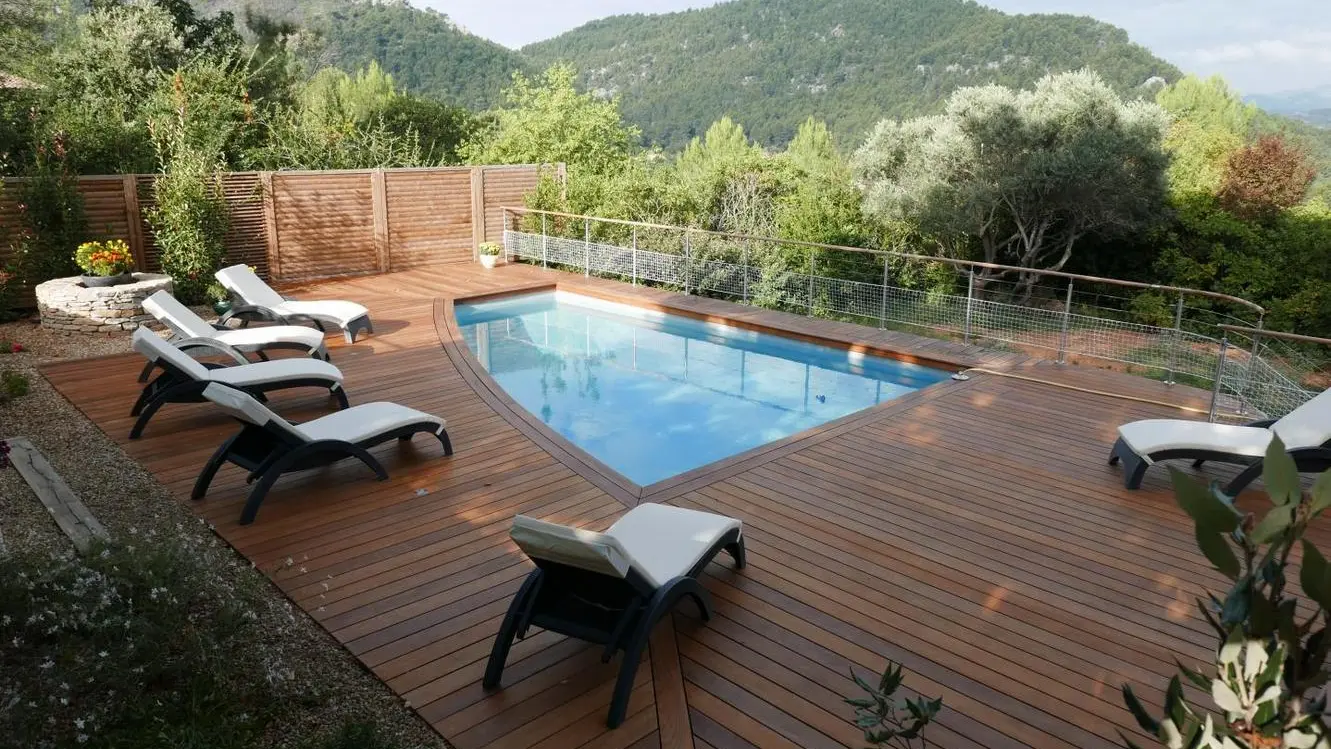 VUE DE LA PISCINE