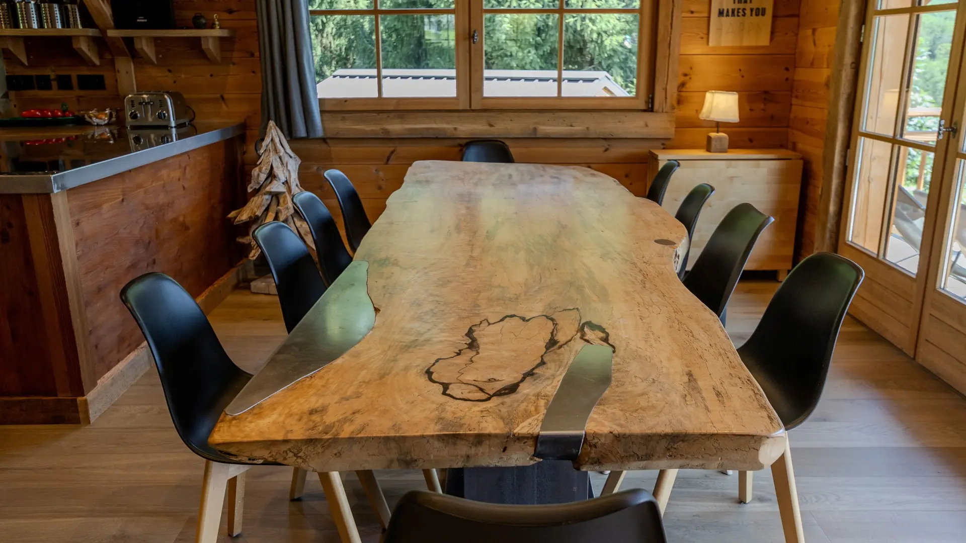 Une grande table en bois réalisée par un artisan local
