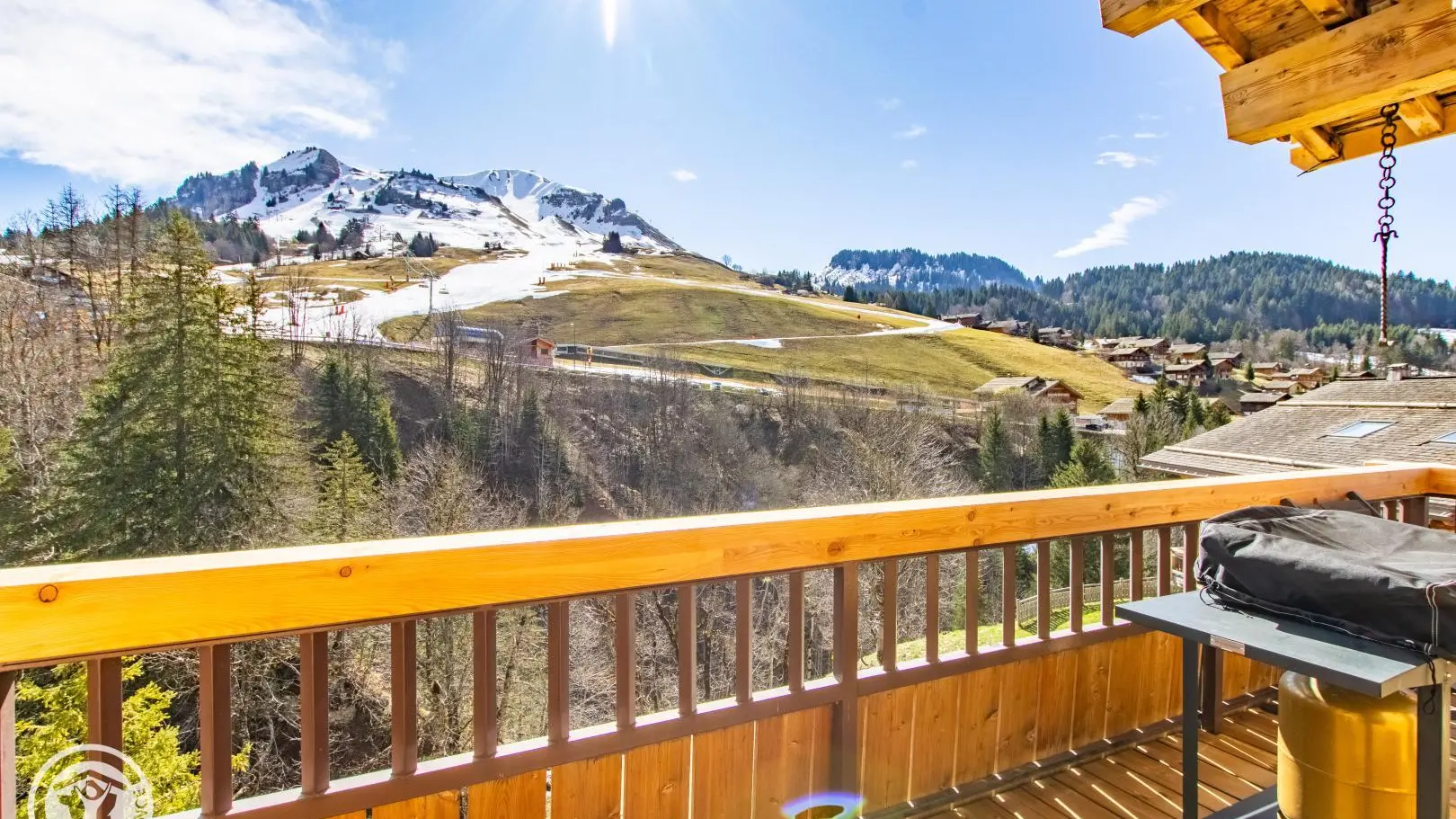 vaste terrasse aménagée avec plancha, exposée sud, face à la montagne