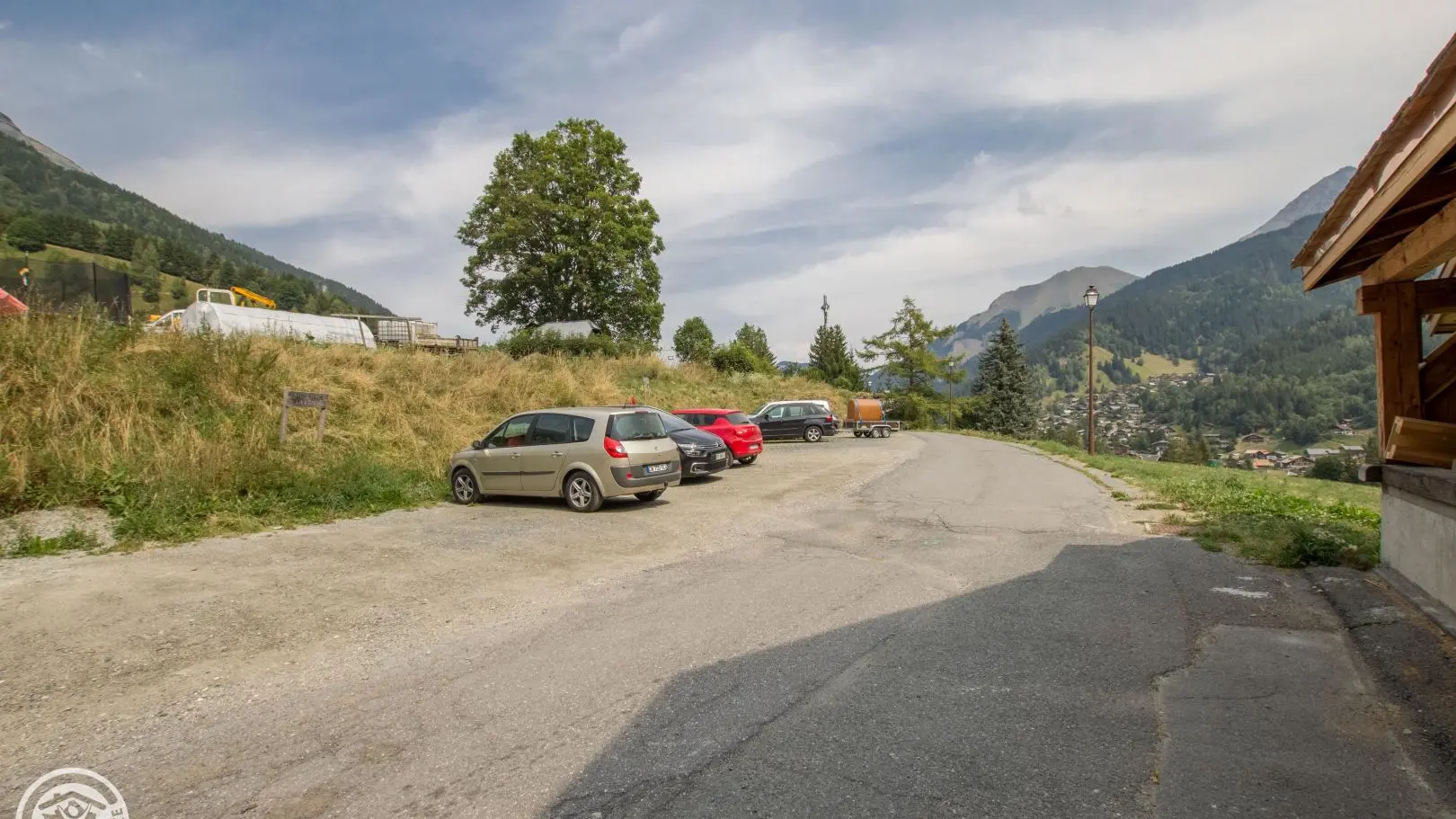 Parking devant le gîte