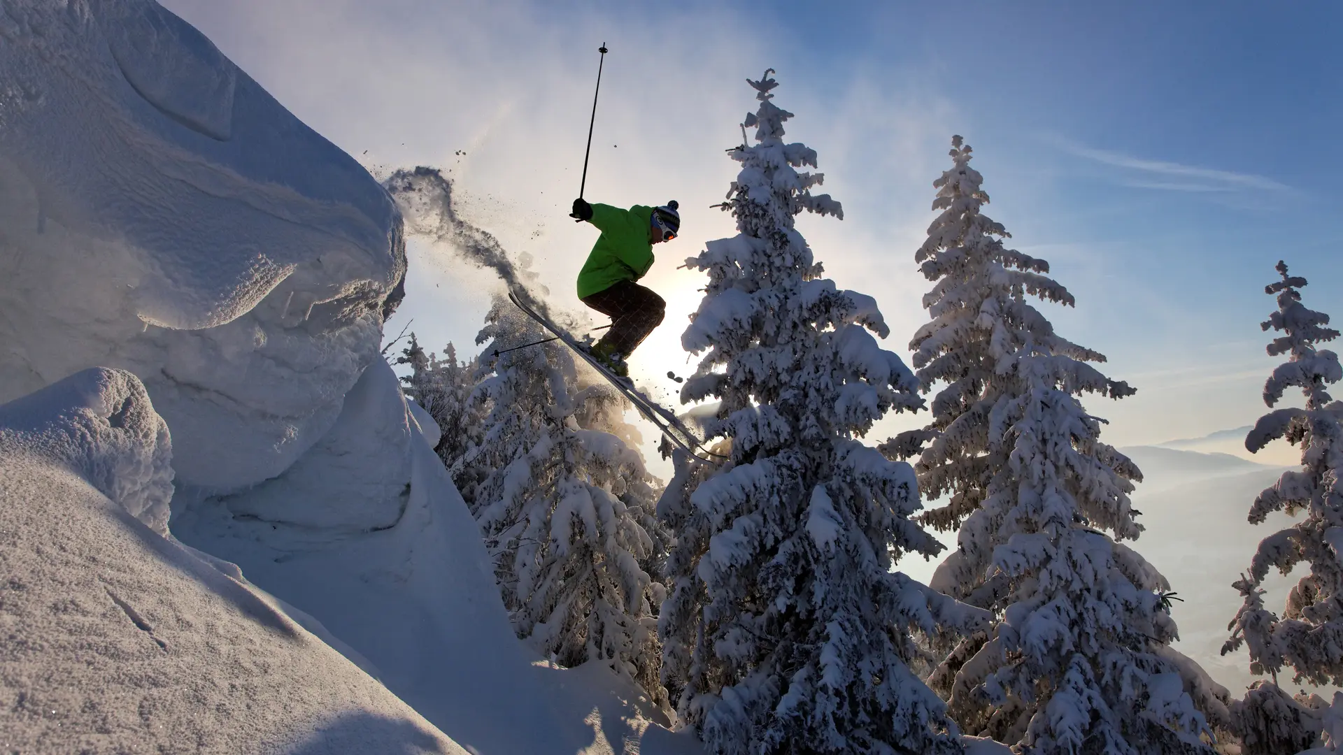 Skieur en freeride au sommet des Crêtes- Habères