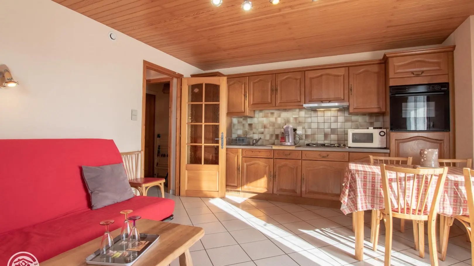 Pièce de vie lumineuse avec cuisine ouverte sur séjour