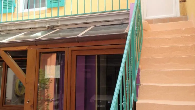 La montée des escaliers pour accéder au studio.