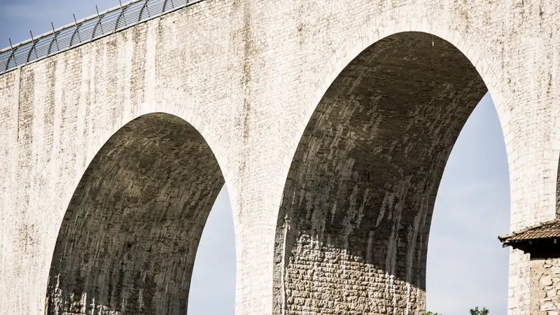 Vue de près des piliers et des arches de l'Aqueduc