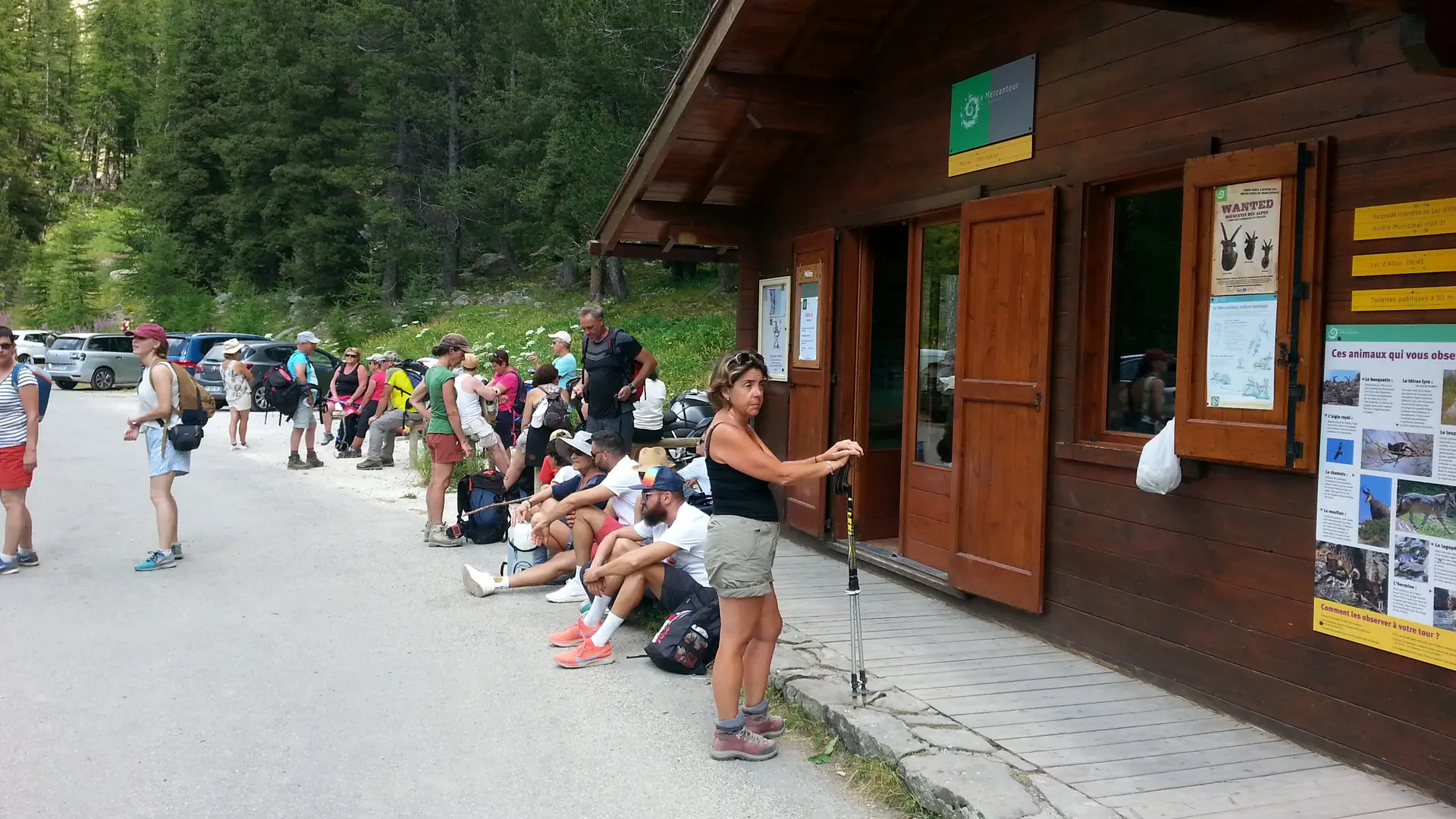 Extérieur du chalet du Laus en été