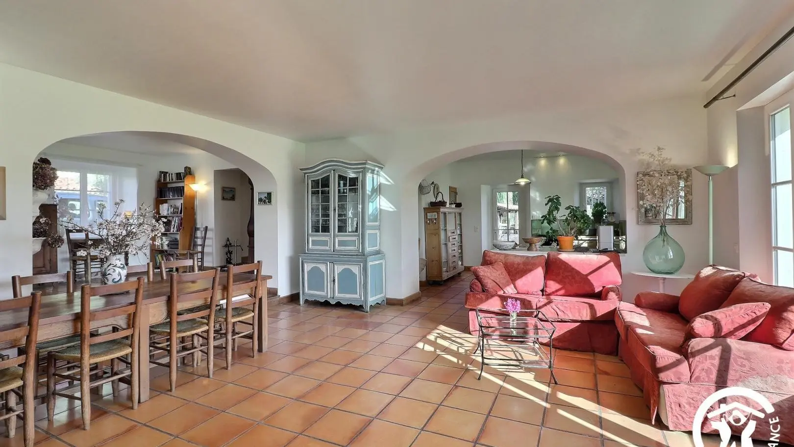 salle à manger avec coin salon