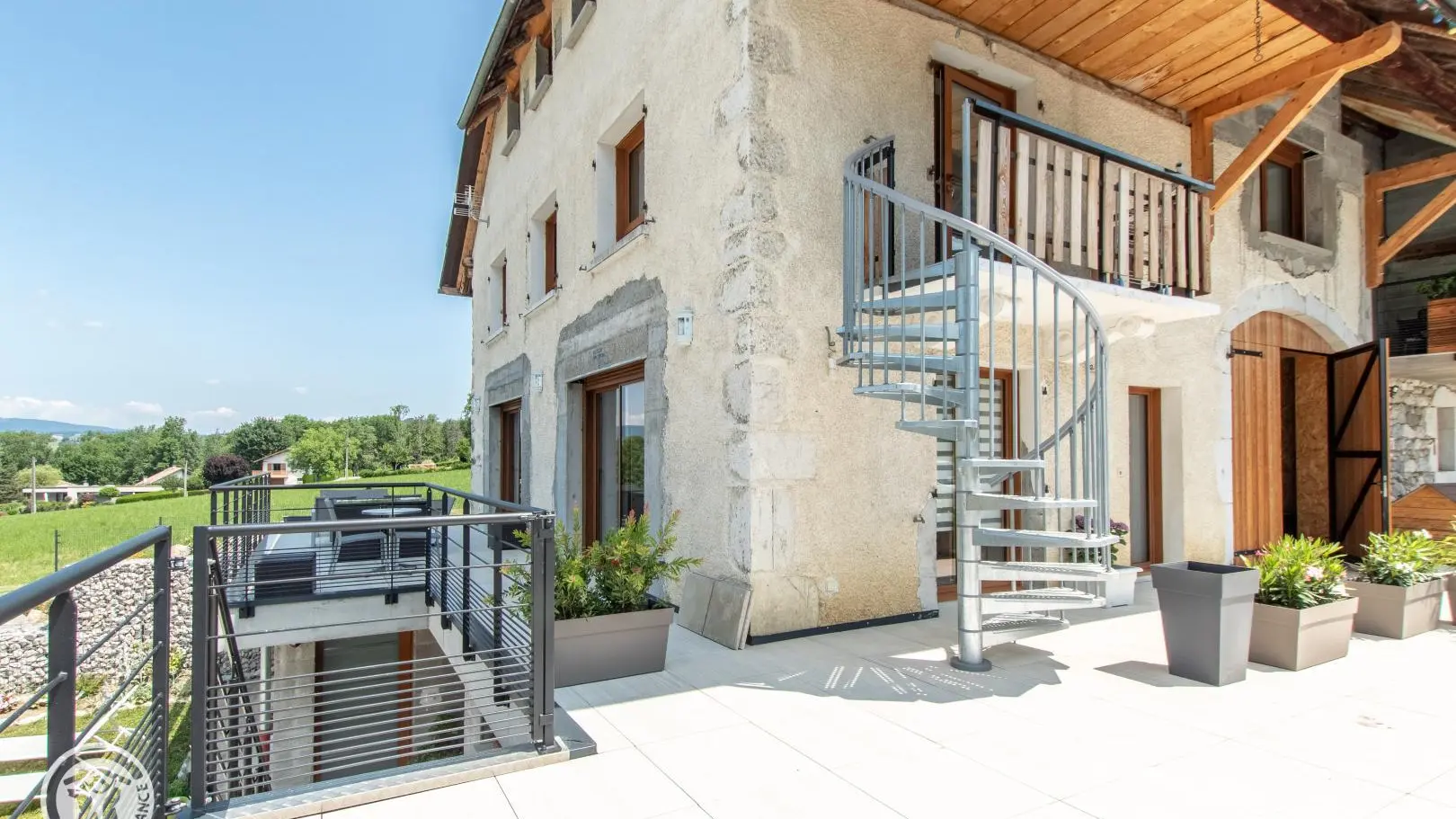 Accès au gîte (niveau terrasse et escalier vers le stationnement)
