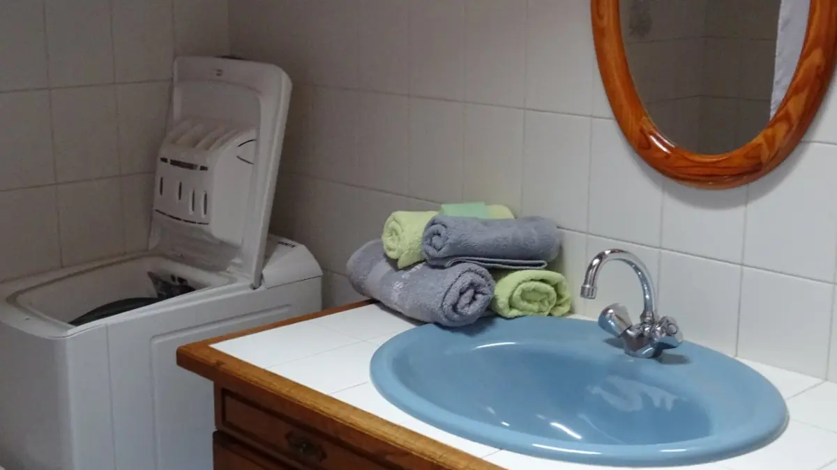 salle de bain avec baignoire +WC inclus