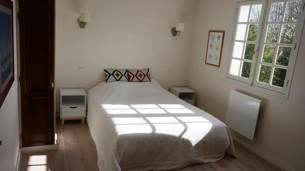 Primer dormitorio y cama doble