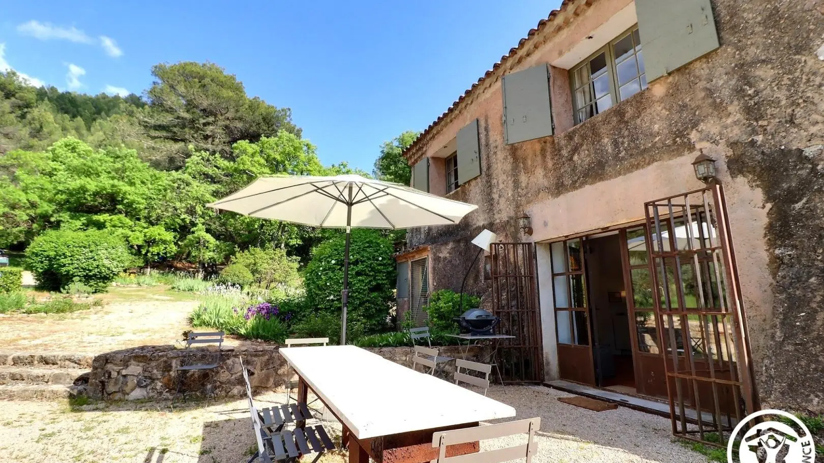 Le gîte et sa terrasse