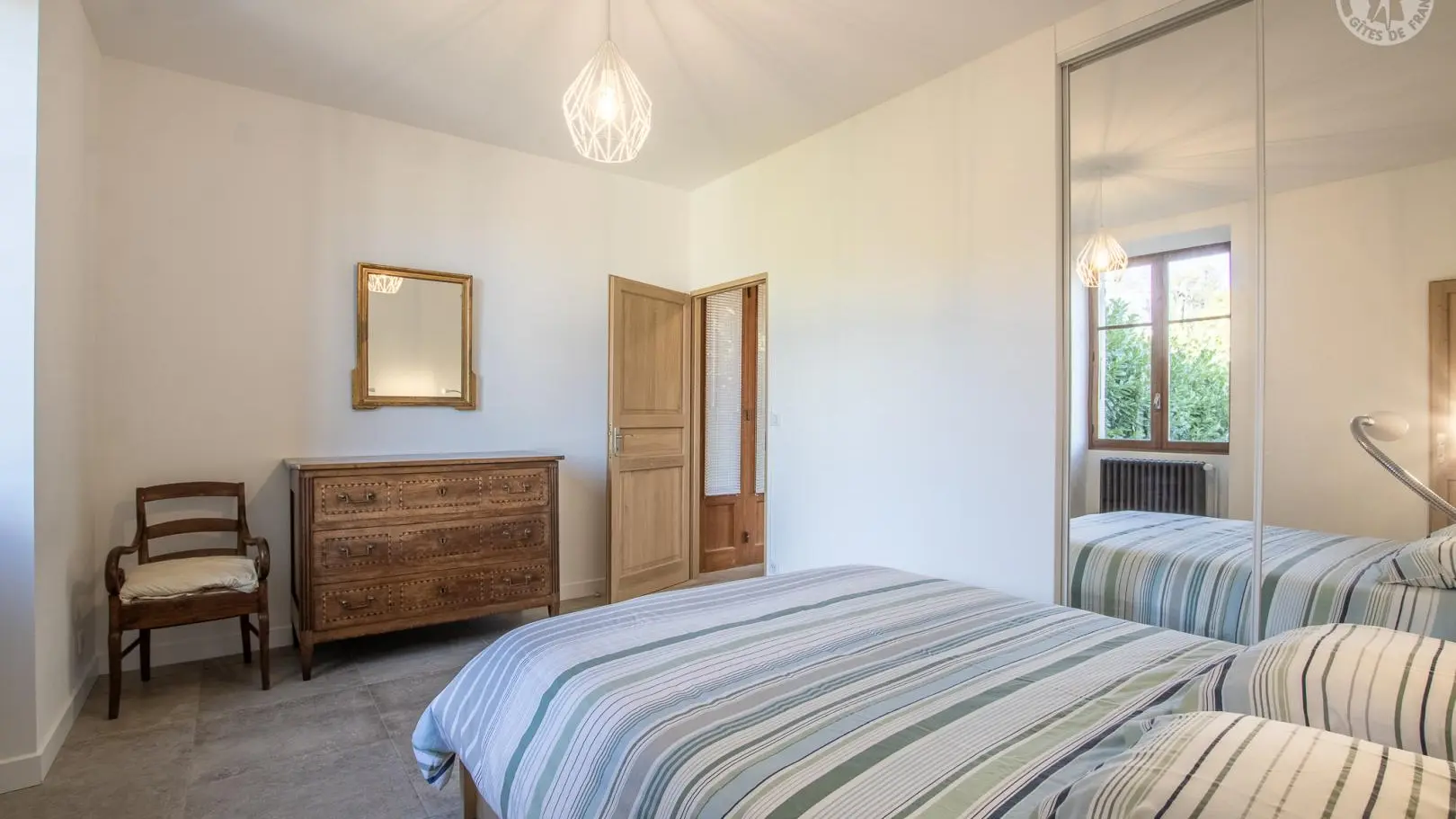 Chambre au rez-de-chaussée avec une salle d'eau privative