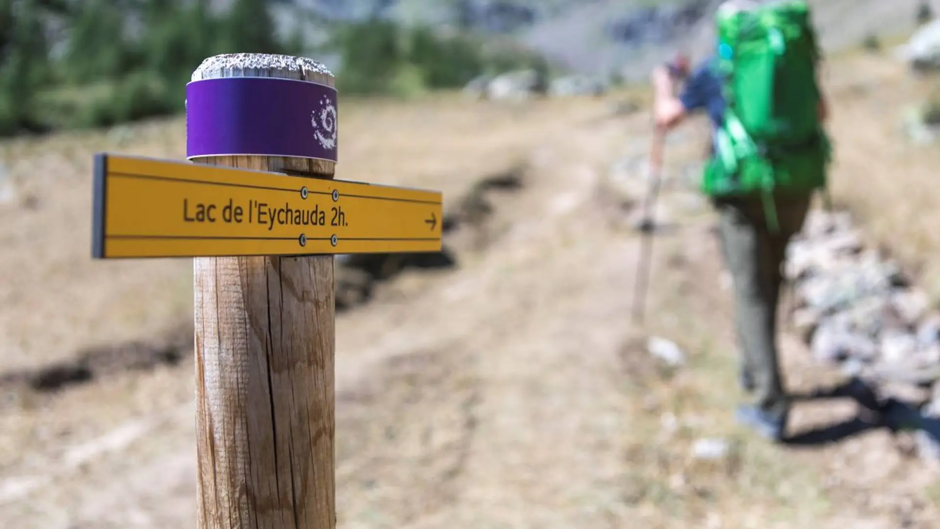 Randonneurs vers le lac de l'Eychauda