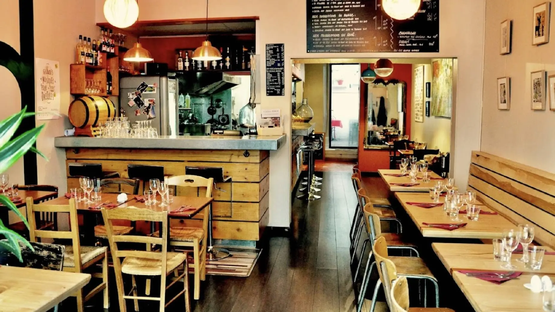 la salle à l'intérieur du restaurant