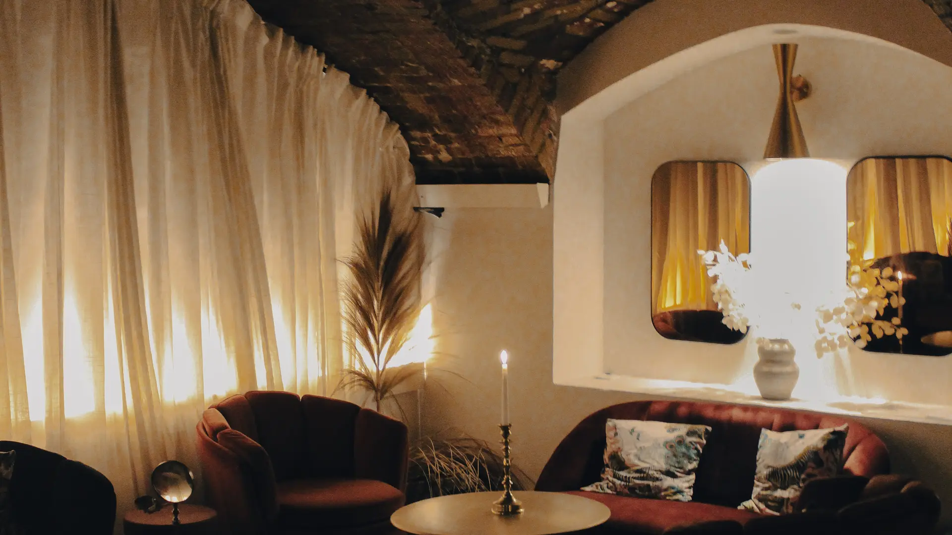 grande salle, atmosphère cosy zitto bar à cocktail, port de nice