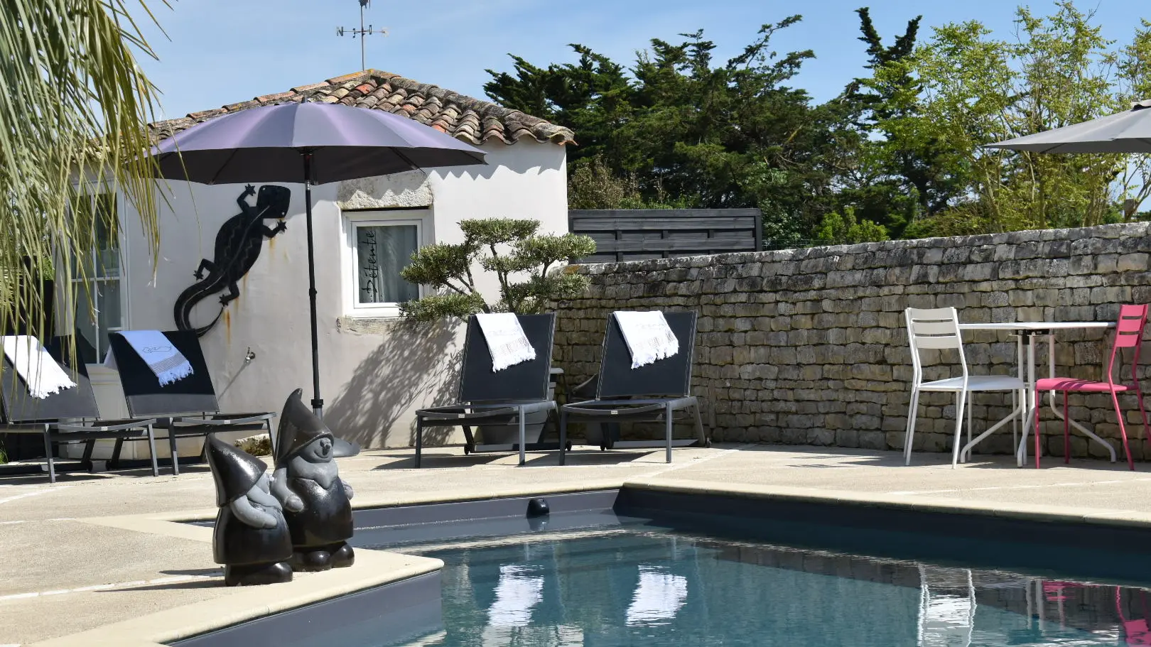 Espace détente avec piscine chauffée