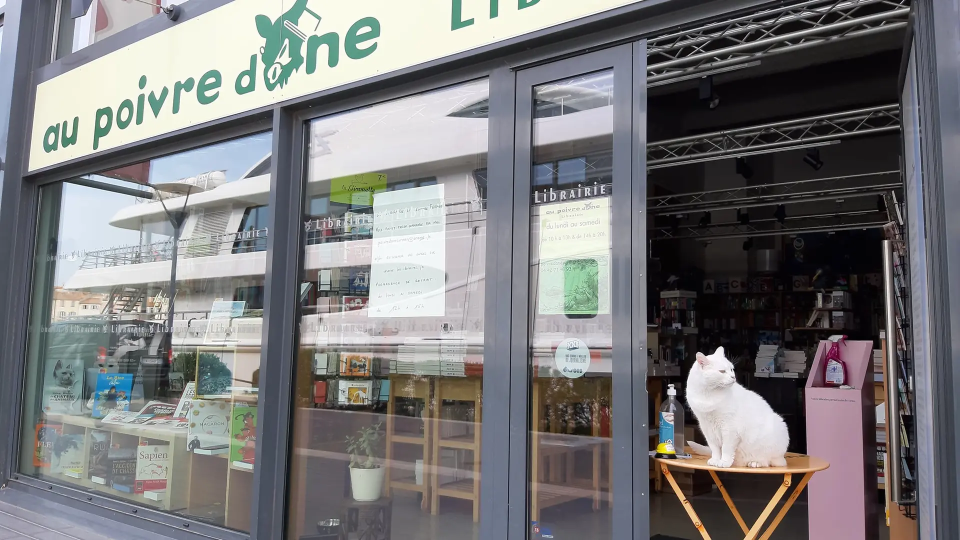 Devanture de la librairie