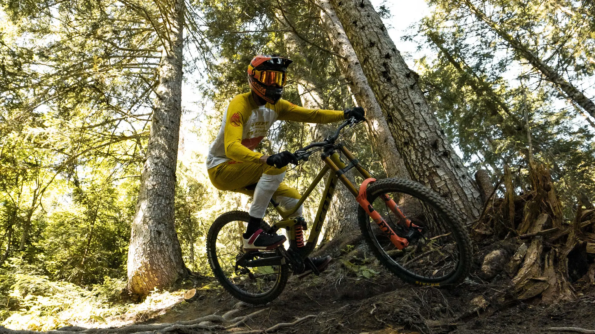 VTTiste sur le parcours racineux de la piste