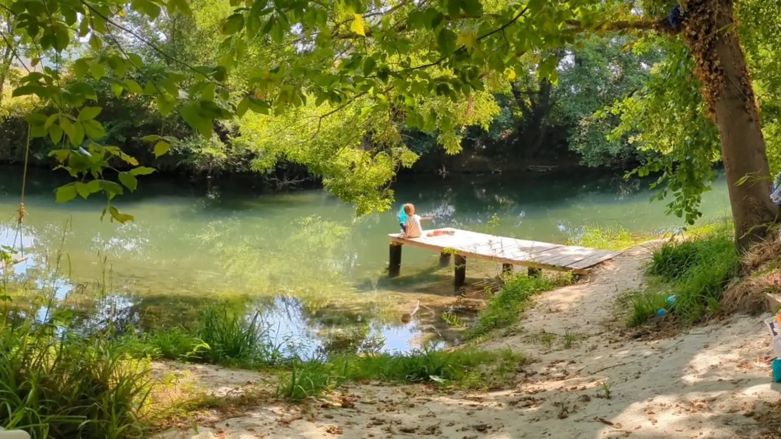 La bergerie des Sorgues_L'Isle-sur-la-Sorgue ponton et plage sur la sorgue