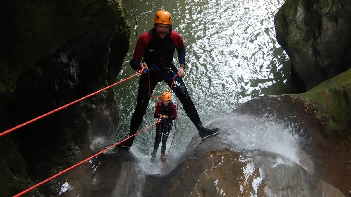 Deux pratiquants en rappel dans le canyon