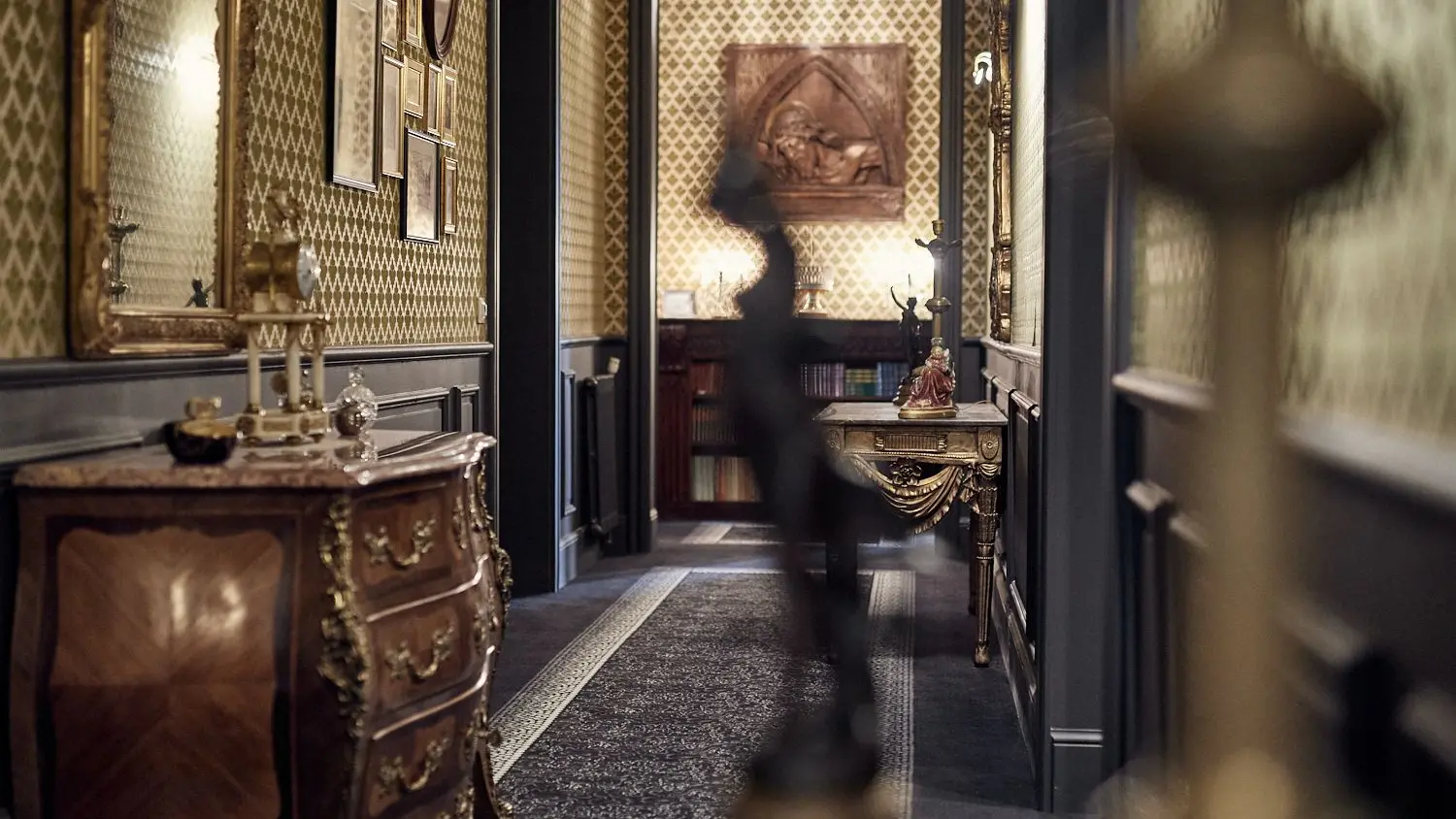 Le couloir des Chambres