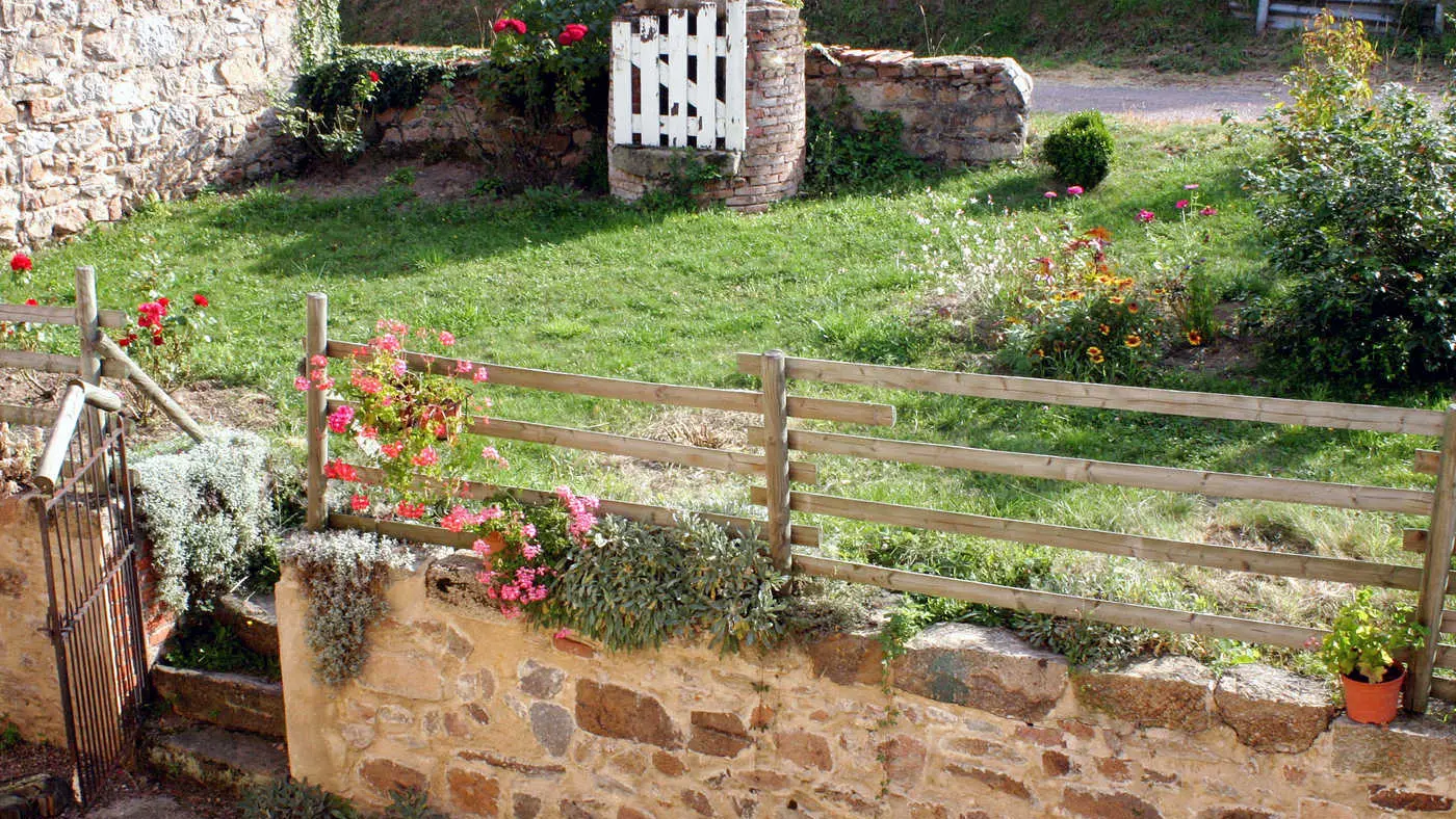 Jardinet au dessus de la terrasse au sud
