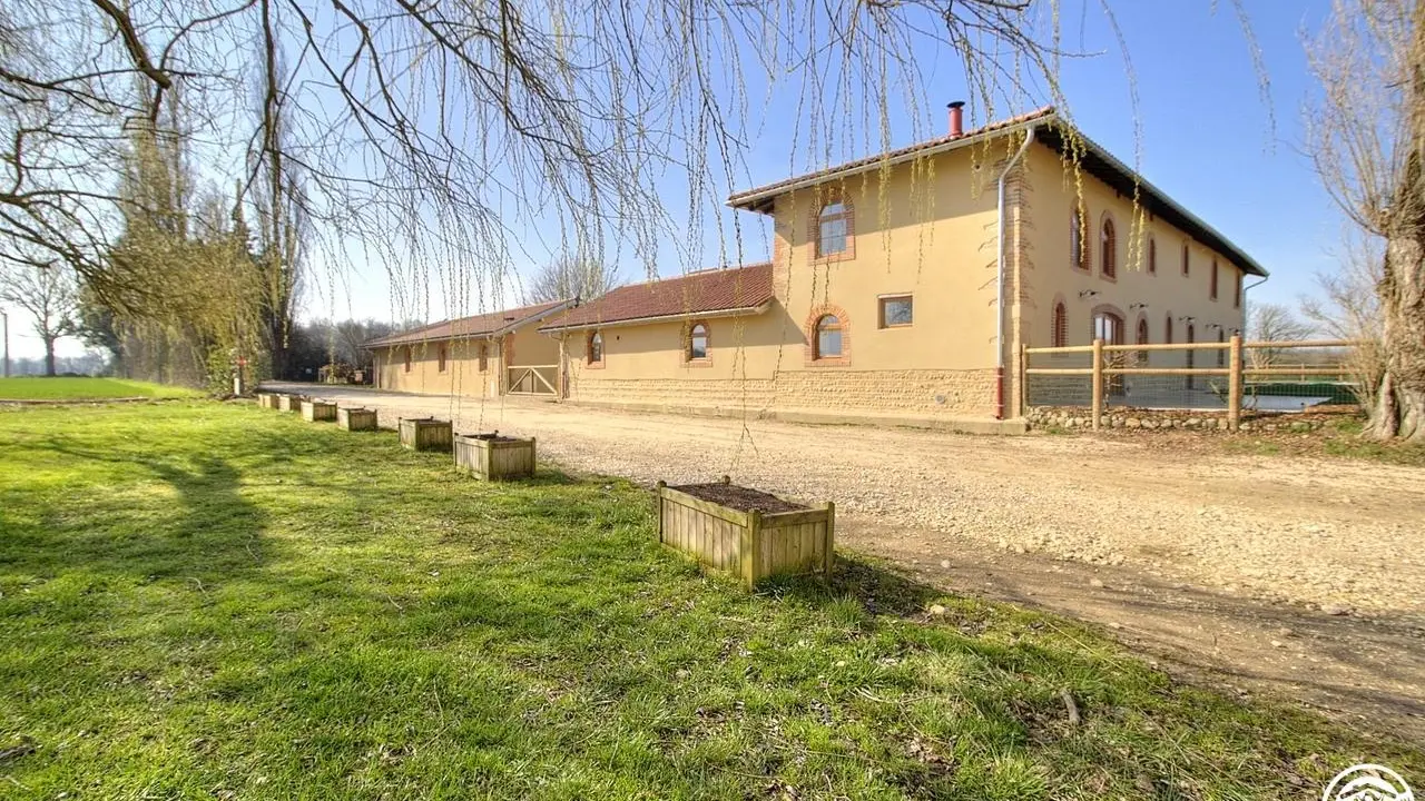 Vue d'ensemble sur le Domaine des Pins avec la piscine.