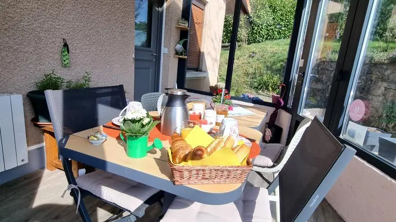Petit-déjeuner sous la véranda.