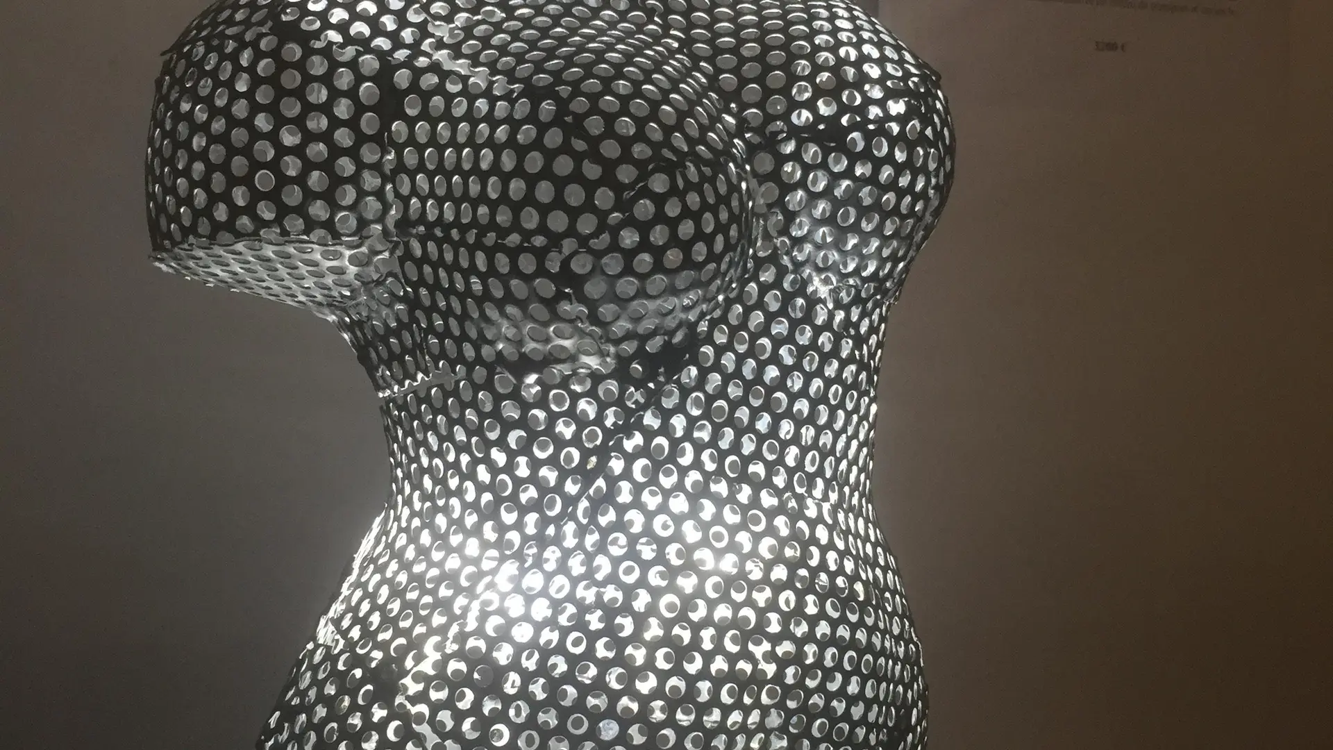 Le Zinglé_L'Isle-sur-la-Sorgue buste de femme en clous