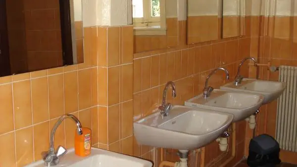Deux blocs sanitaires comprenant: 5 douches, 4 WC et 10 lavabos.