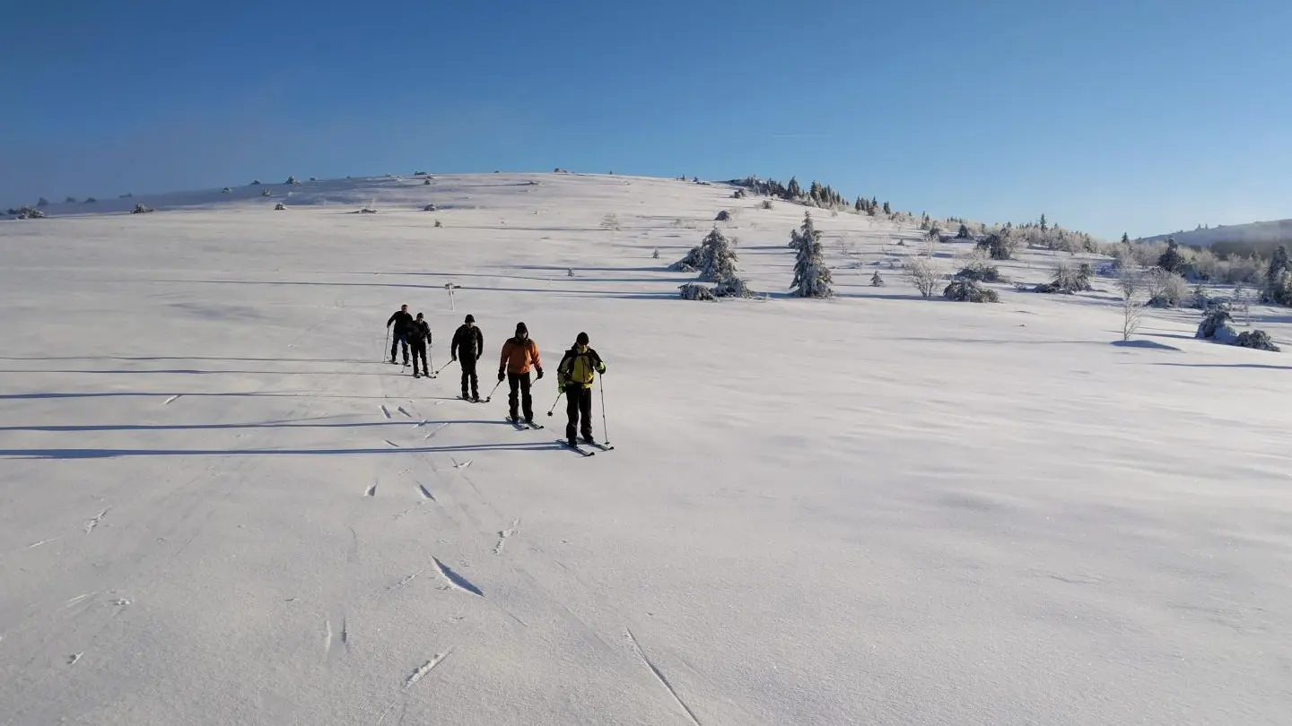 sur le haut de chaume en ski de rando nordique