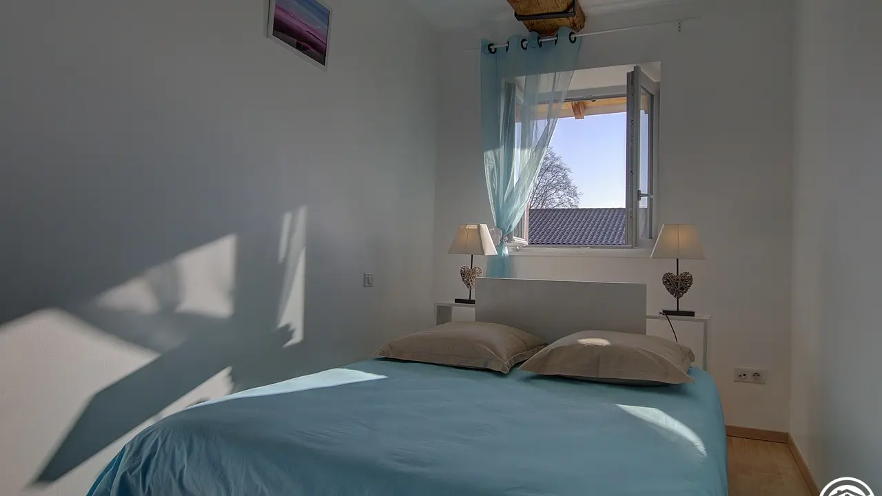 Chambre bleue avec un lit de 140 cm