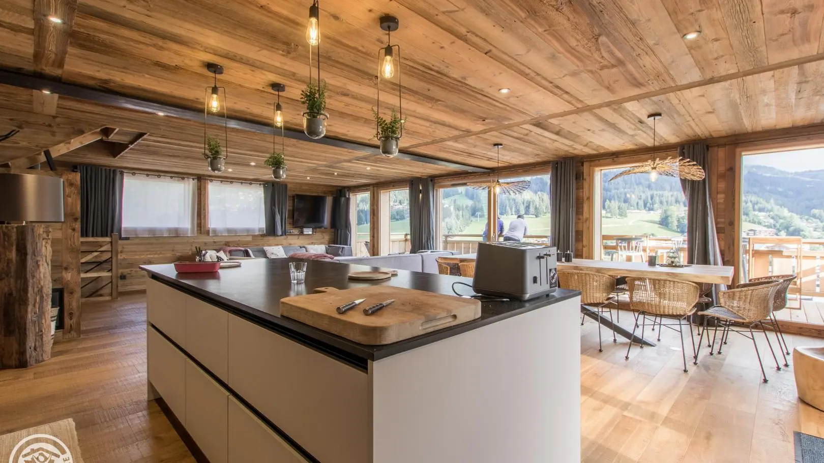 Espace cuisine et repas, vue panoramique sur les montagnes.