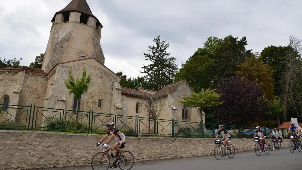 Cyclo devant l'église de Louchy-Montfand
