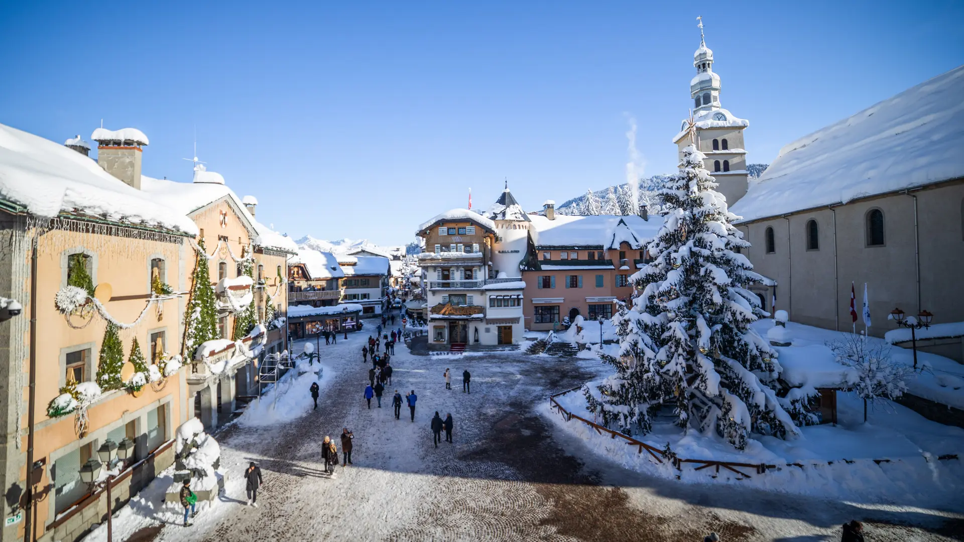 vue de la place de l'eglise en hiver